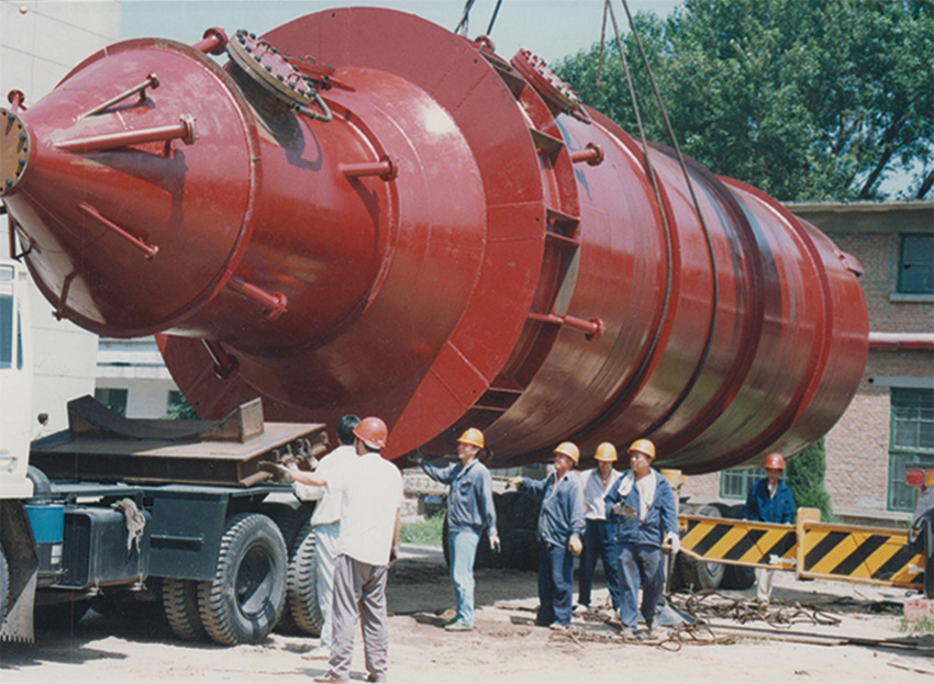  1995年为齐鲁石化塑料厂制造的重点设备脱气仓